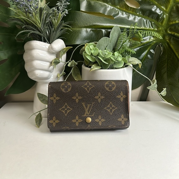 Louis Vuitton Small Monogram Wallet - Picture 15 of 15